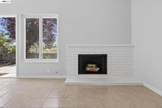 247 Sparrow Dr, Hercules, CA 94547