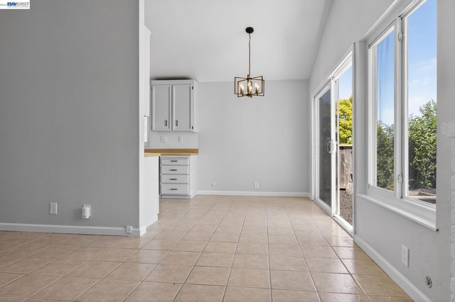 247 Sparrow Dr, Hercules, CA 94547