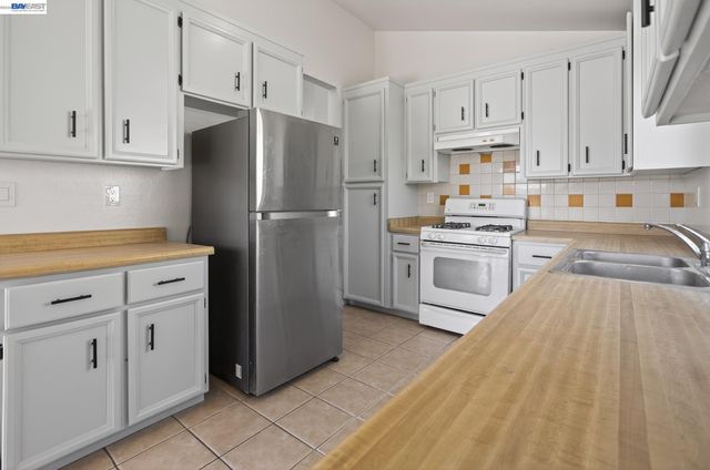 247 Sparrow Dr, Hercules, CA 94547