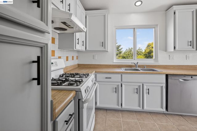 247 Sparrow Dr, Hercules, CA 94547