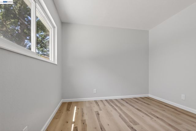 247 Sparrow Dr, Hercules, CA 94547