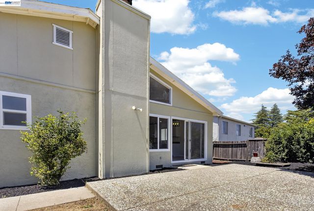 247 Sparrow Dr, Hercules, CA 94547