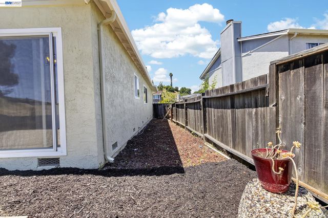 247 Sparrow Dr, Hercules, CA 94547