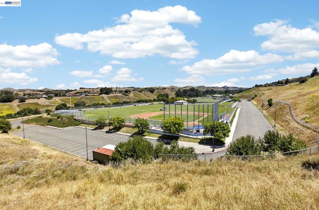247 Sparrow Dr, Hercules, CA 94547