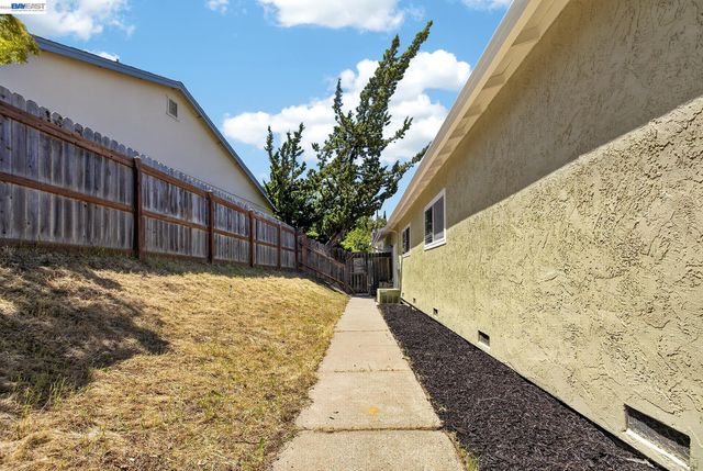 247 Sparrow Dr, Hercules, CA 94547