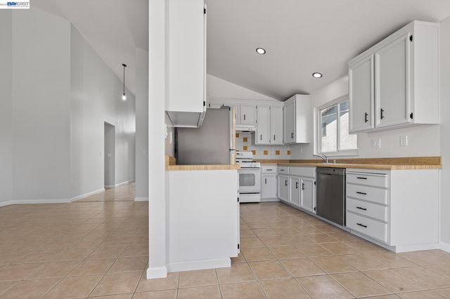 247 Sparrow Dr, Hercules, CA 94547