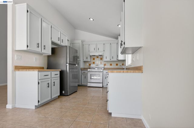 247 Sparrow Dr, Hercules, CA 94547
