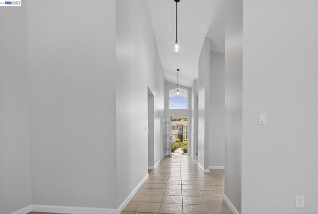 247 Sparrow Dr, Hercules, CA 94547
