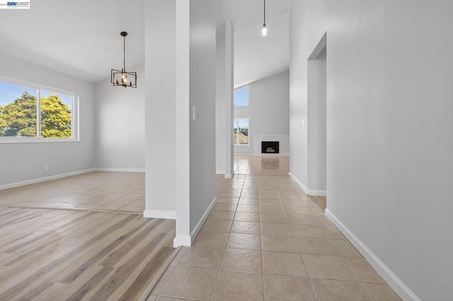 247 Sparrow Dr, Hercules, CA 94547