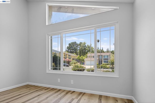 247 Sparrow Dr, Hercules, CA 94547
