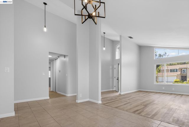 247 Sparrow Dr, Hercules, CA 94547