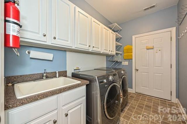 2715 Lakeview Circle, Matthews, NC 28105