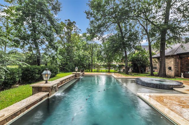71 Player Oaks Place, The Woodlands, TX 77382