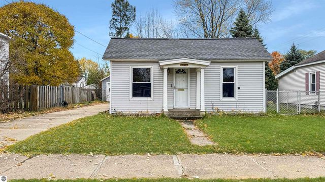 825 Walnut Street, Cadillac, MI 49601