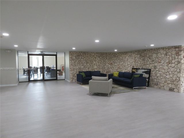 8075 SW 107 AV 210, Miami, FL 33173