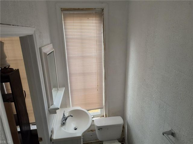 2224 Lloyd DR, Chesapeake, VA 23325