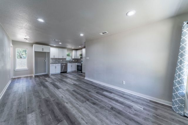 2939 N El Centro Way, Dallas, TX 75241