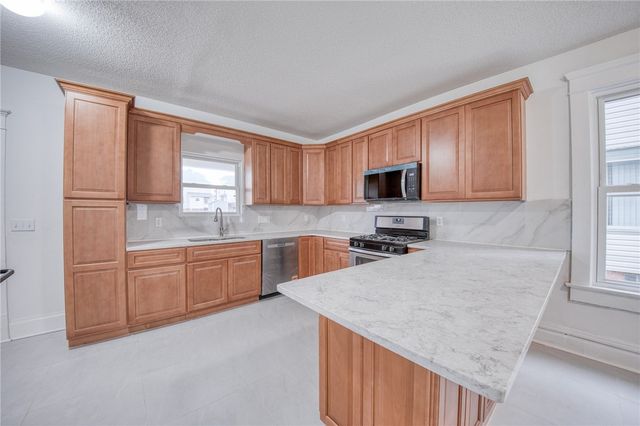 923 Adams St, New Castle, PA 16101