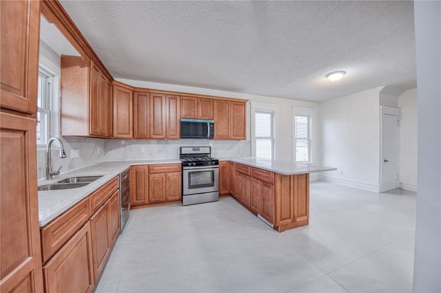 923 Adams St, New Castle, PA 16101