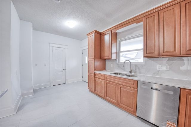 923 Adams St, New Castle, PA 16101