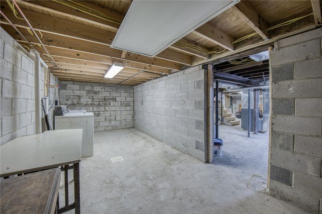 923 Adams St, New Castle, PA 16101