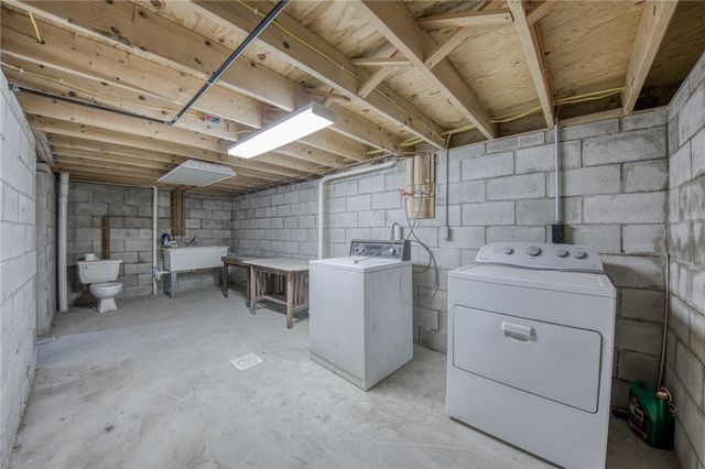 923 Adams St, New Castle, PA 16101