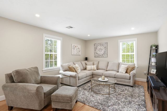 18 Cranberry Farm Rd, Plymouth, MA 02360