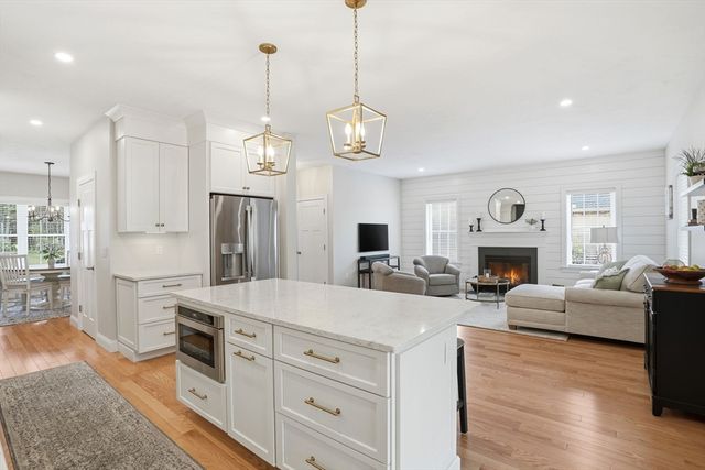 18 Cranberry Farm Rd, Plymouth, MA 02360
