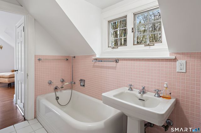 3 Holmewood Lane, New Canaan, CT 06840