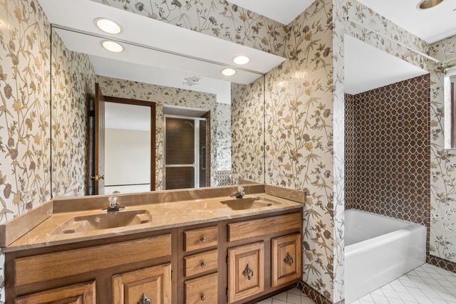 125 Boardwalk Place 201, Park Ridge, IL 60068