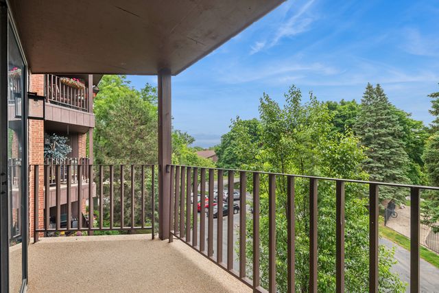 125 Boardwalk Place 201, Park Ridge, IL 60068