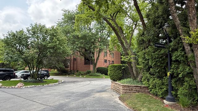 125 Boardwalk Place 201, Park Ridge, IL 60068