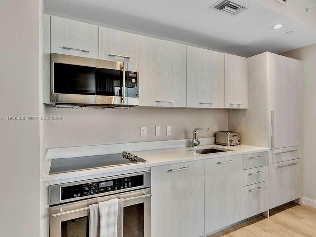 55 SW 9th St 1808, Miami, FL 33130