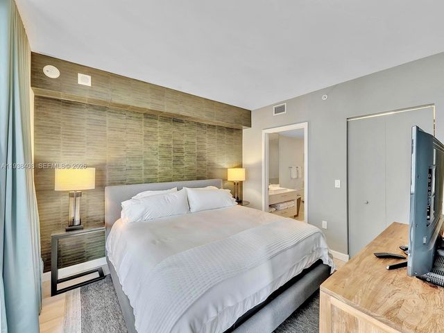 55 SW 9th St 1808, Miami, FL 33130