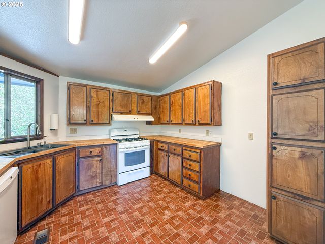 96134 FOXGLOVE Way, Brookings, OR 97415