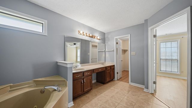 8237 CRIMSON CREEK DR, Memphis, TN 38016
