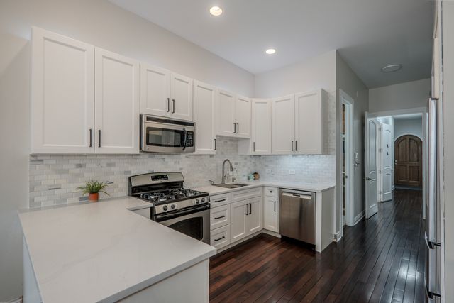 1349 W Huron Street 1, Chicago, IL 60642