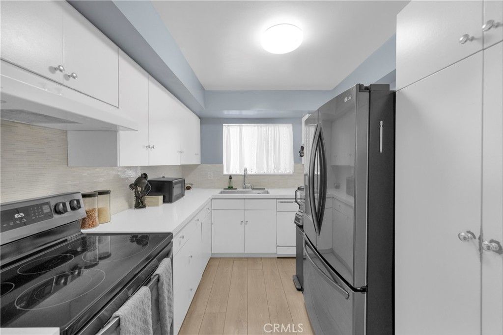 Image 3 of property listing at 6151 Canterbury Drive 105, Culver City, CA 90230