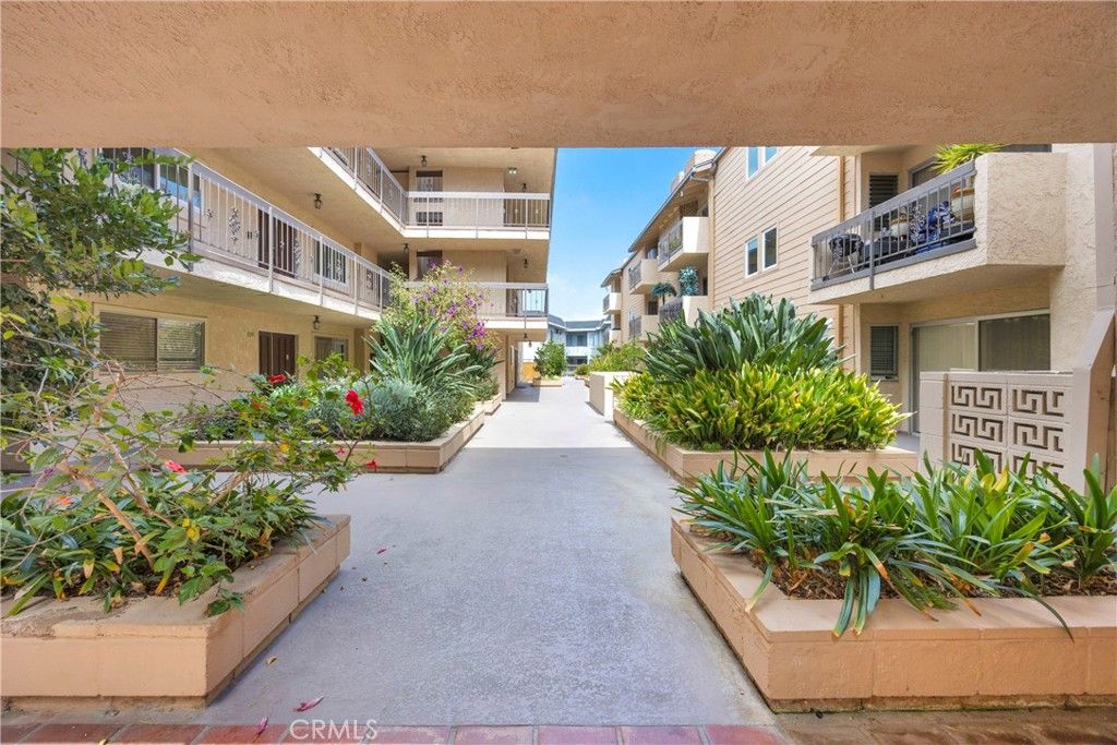 Image 38 of property listing at 6151 Canterbury Drive 105, Culver City, CA 90230