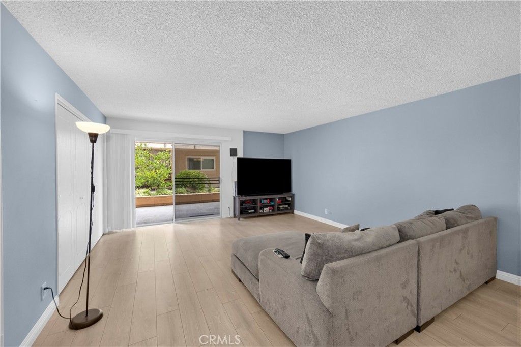 Image 8 of property listing at 6151 Canterbury Drive 105, Culver City, CA 90230