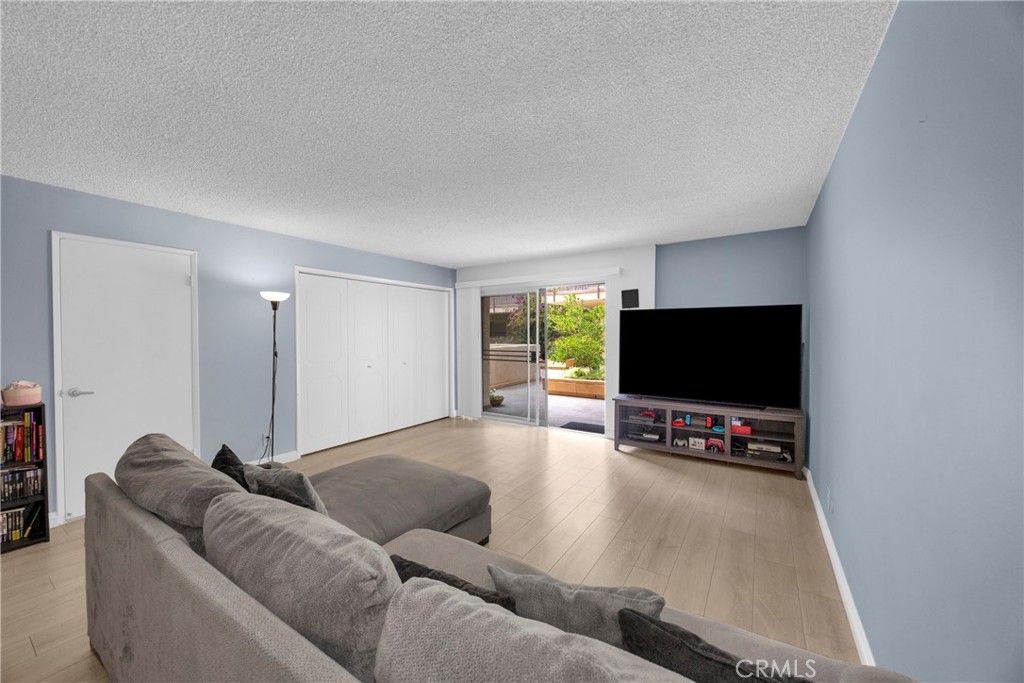 Image 9 of property listing at 6151 Canterbury Drive 105, Culver City, CA 90230