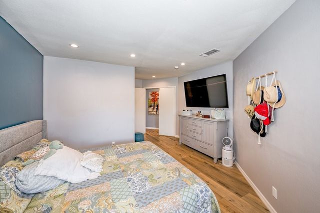 25892 Estaban, Valencia, CA 91355