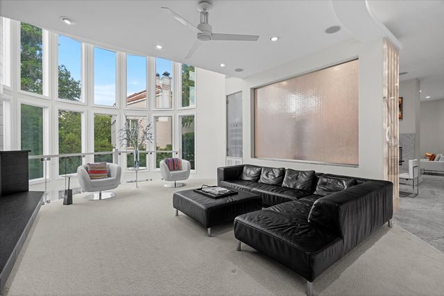 920 St Stephens Green, Oak Brook, IL 60523