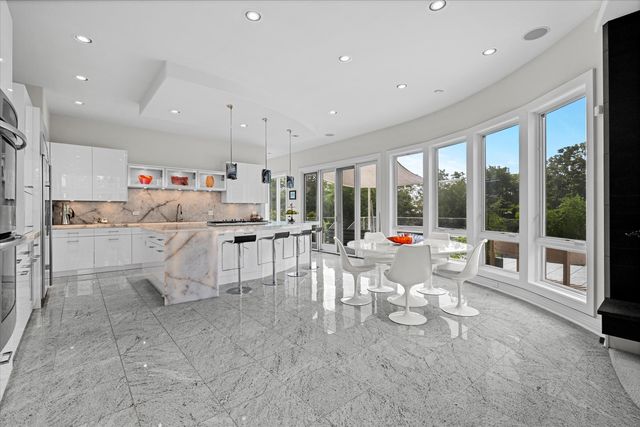 920 St Stephens Green, Oak Brook, IL 60523