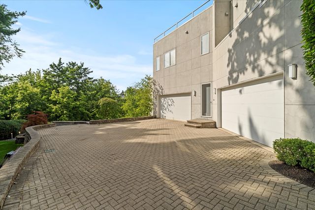 920 St Stephens Green, Oak Brook, IL 60523