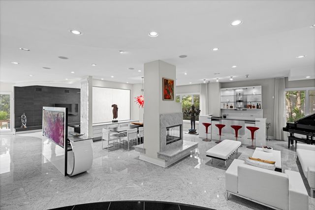 920 St Stephens Green, Oak Brook, IL 60523