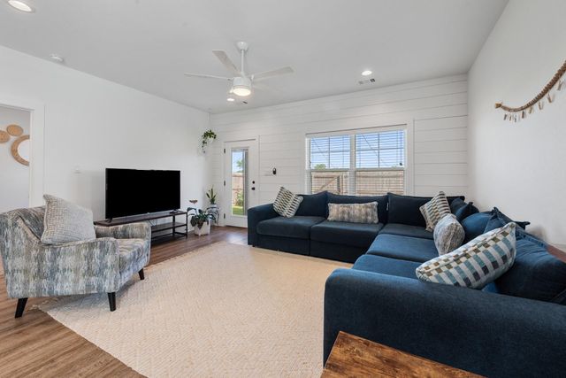1619 Buena Vista, College Station, TX 77845