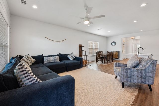 1619 Buena Vista, College Station, TX 77845