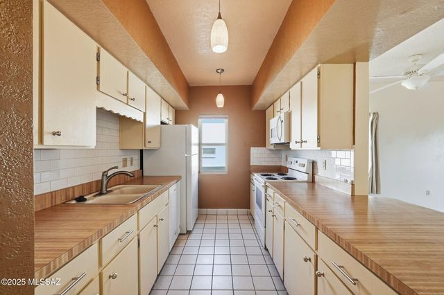 2834 S Calle Mancha, Green Valley, AZ 85622