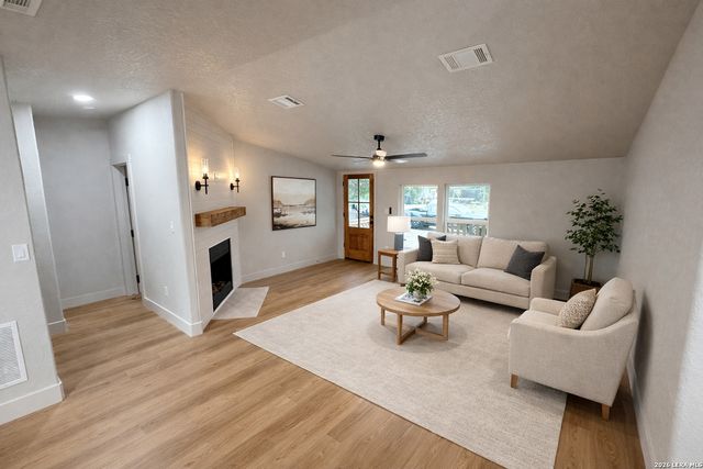 12140 Eidelweiss Dr, Lacoste, TX 78039